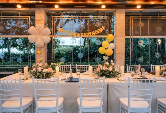 Cadeiras com textura lisa ou trabalhada: Qual transmite mais elegância?