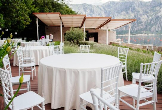 Cadeiras elegantes realmente mudam a percepção dos convidados?