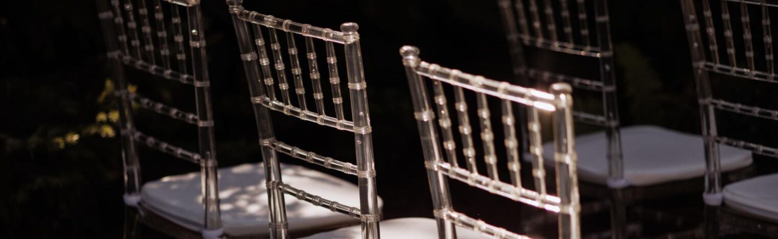 Como a cor das cadeiras influencia o clima e a percepção visual dos convidados?