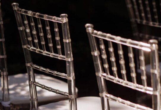 Como a cor das cadeiras influencia o clima e a percepção visual dos convidados?