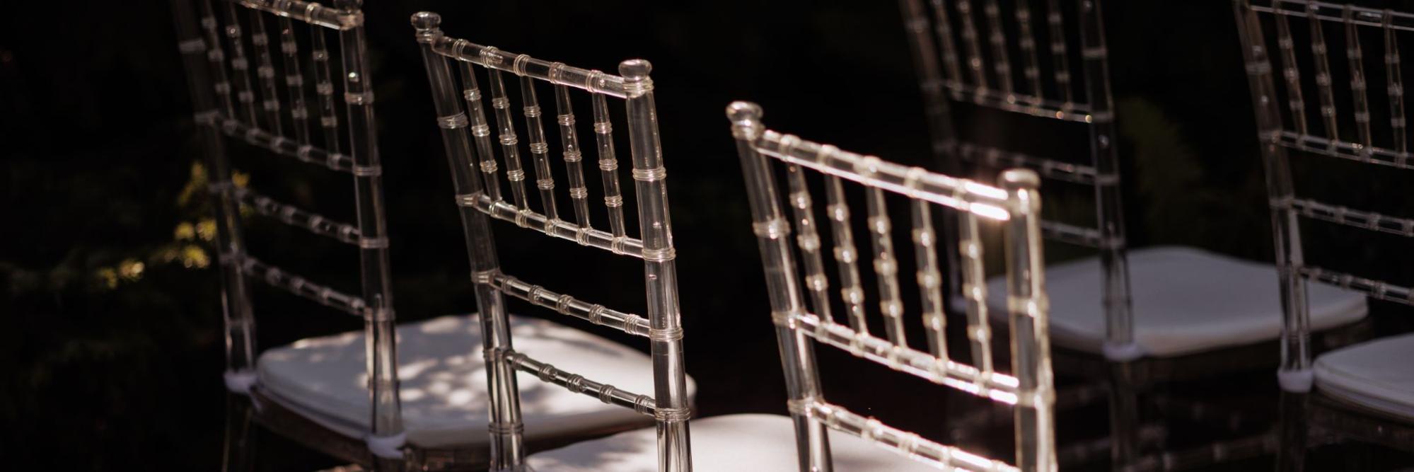 Como a cor das cadeiras influencia o clima e a percepção visual dos convidados?