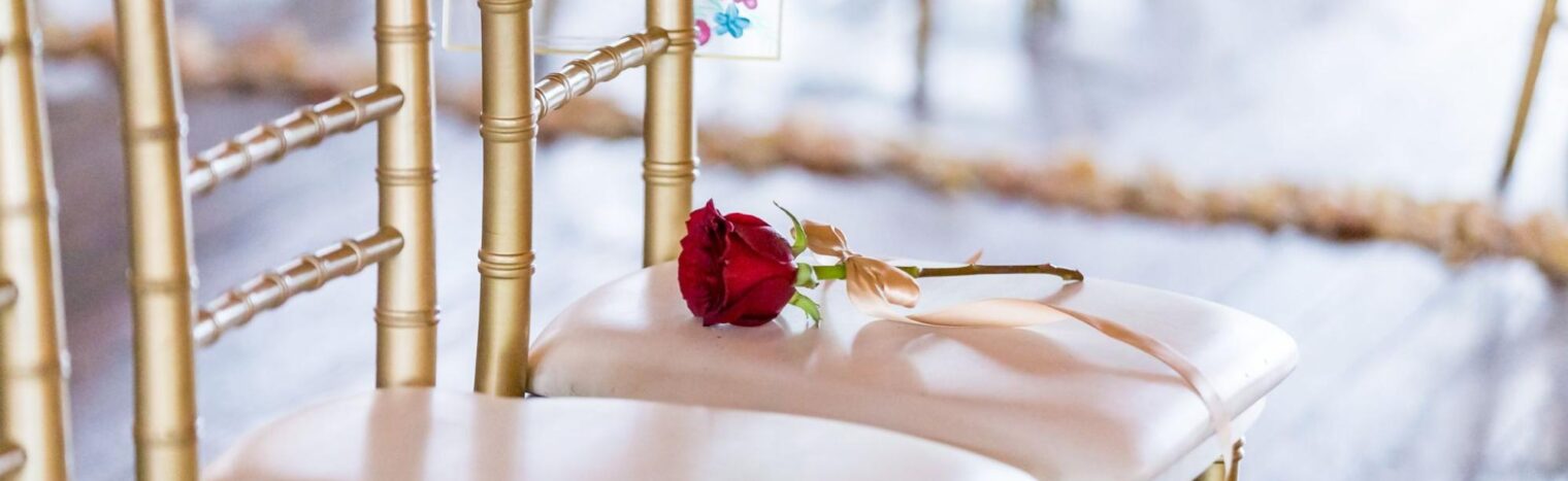 Como combinar o estilo das cadeiras com o tema do evento?