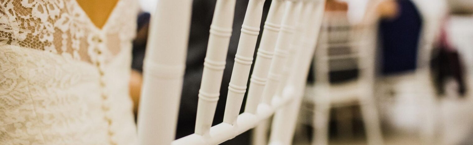 Qual é o impacto de cadeiras mal escolhidas na percepção geral do evento?