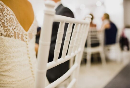 Qual é o impacto de cadeiras mal escolhidas na percepção geral do evento?