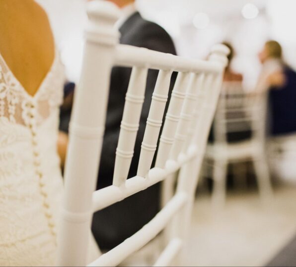 Qual é o impacto de cadeiras mal escolhidas na percepção geral do evento?