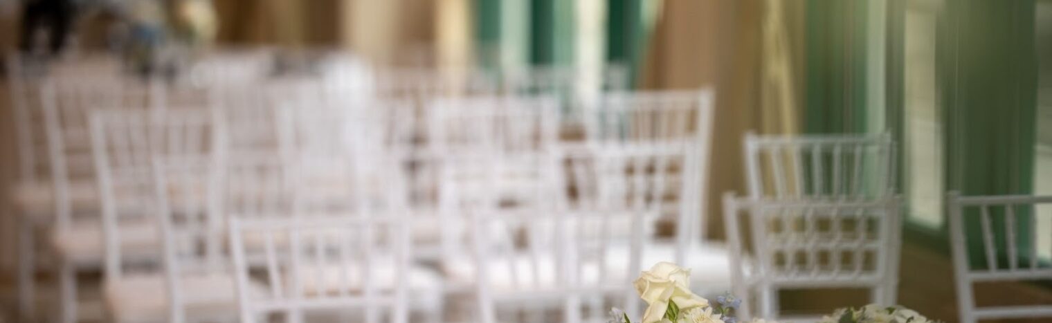 Como as cadeiras complementam o design em eventos?