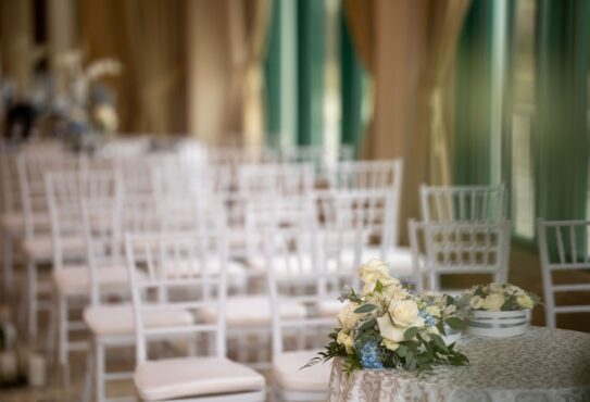 Como as cadeiras complementam o design em eventos?